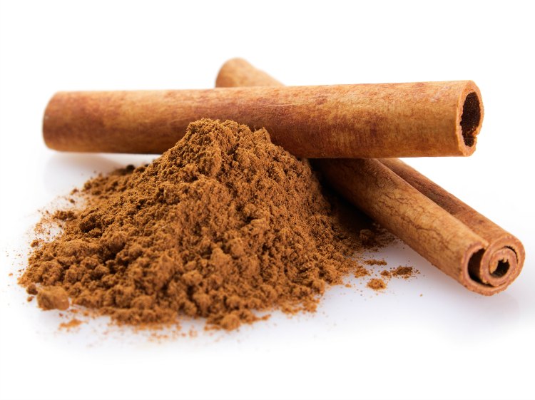 cinnamon sticks with cinnamon powder