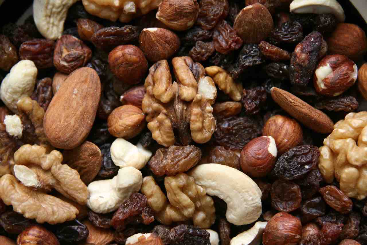 trailmix with walnuts, cashews, raisins